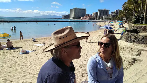 Konny und Manu Reimann sitzen in Barbados am Strand und schauen sich ernst an. - Foto: © Kabel Eins Konny und Manu Reimann sitzen in Barbados am Strand und schauen sich ernst an. - Foto: © Kabel Eins