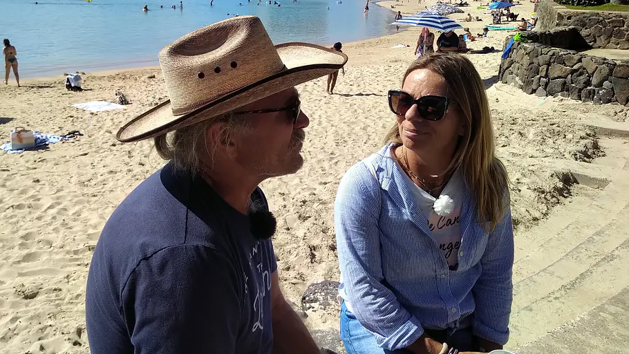 Die Reimanns vor Barbados-Aus Konny und Manu Reimann sitzen in Barbados am Strand und schauen sich ernst an.