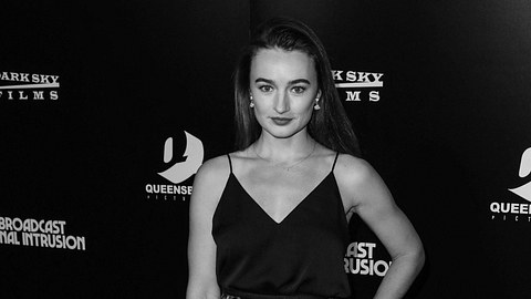Schwarzweißfoto von Schauspielerin Kelley Mack. Sie trägt offene Haare und ein schwarzes Top. - Foto: IMAGO / ABACAPRESS
