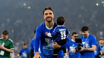 Kenan Karaman (FC Schalke) feiert den Aufstieg in die 1. Bundesliga waehrend des spiels der 2. Bundesliga zwischen FC Schalke 04 und Fortuna Düsseldorf - Foto: IMAGO / DeFodi Images