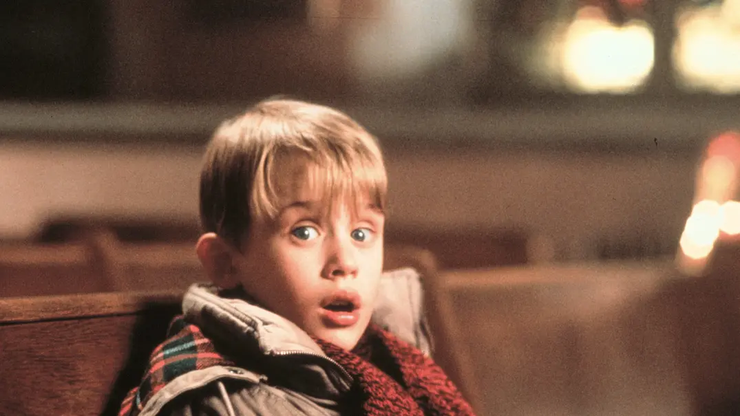 Macaulay Culkin als Kevin McCallister, schaut erschrocken - Foto: Quick / 20th Century Fox