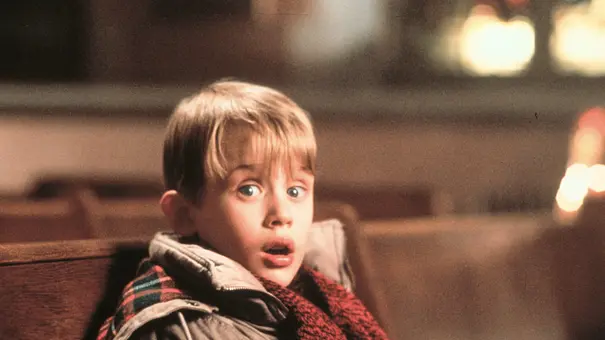 Macaulay Culkin als Kevin McCallister, schaut erschrocken - Foto: Quick / 20th Century Fox