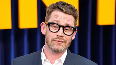 Macaulay Culkin schaut auf einem roten Teppich sehr selbstsicher. - Foto: IMAGO / Image Press Agency Macaulay Culkin schaut auf einem roten Teppich sehr selbstsicher. - Foto: IMAGO / Image Press Agency