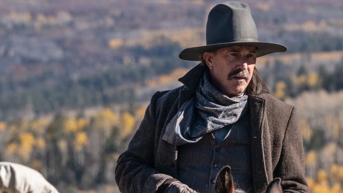 Kevin Costner in „Horizon“. Kevin Costner in „Horizon“ in Cowboy-Kluft auf dem Rücken eines Pferdes.