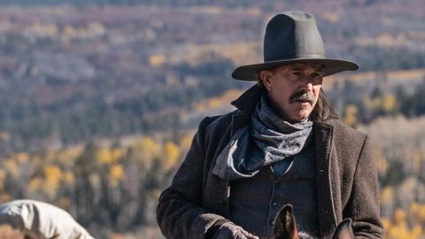 Kevin Costner in „Horizon“ in Cowboy-Kluft auf dem Rücken eines Pferdes. - Foto: themoviedb.org