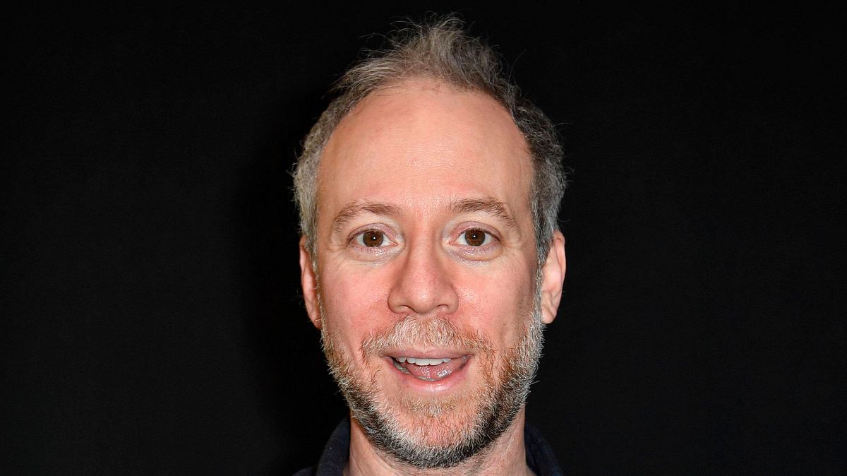 Kevin Sussman lächelt in die Kamera. Bald erwartet ihn ein großes TV-Abenteuer. Kevin Sussman lächelt in die Kamera. Bald erwartet ihn ein großes TV-Abenteuer.