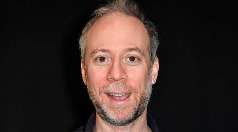 Kevin Sussman lächelt in die Kamera. Bald erwartet ihn ein großes TV-Abenteuer. - Foto: IMAGO / Future Image / N. Kubelka