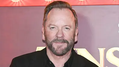Kiefer Sutherland steht auf einem roten Teppich für die Sky-Serie „Tinseltown“.  - Foto:  IMAGO / Future Image