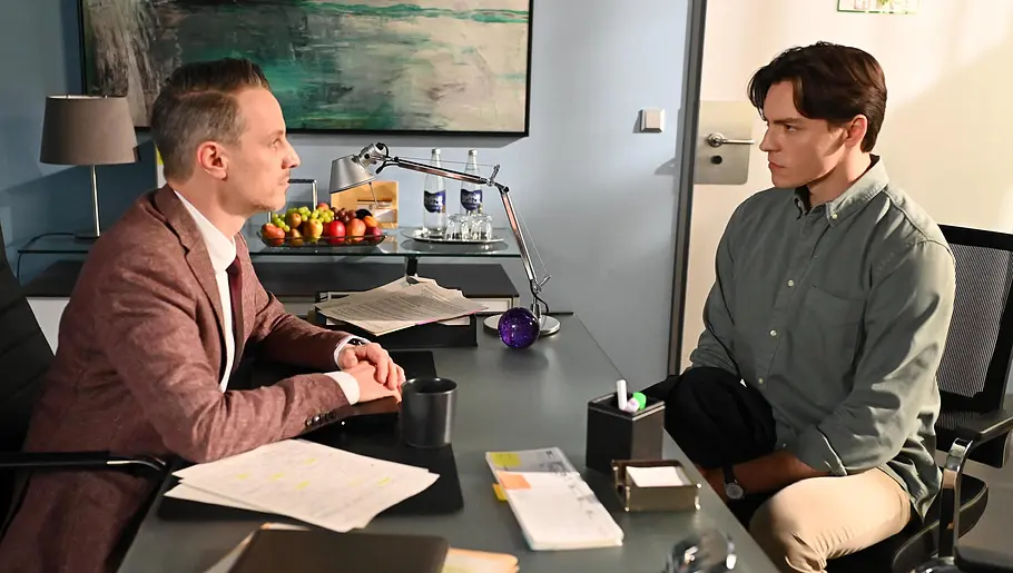 Kilian sitzt einem wütenden Johannes gegenüber.