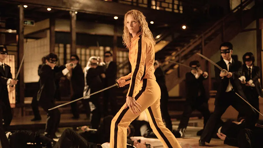 Uma Thurman steht in einem gelben Trainingsanzug und mit einem Katana bewaffnet vor etlichen Schlägern von O-Ren Ishii. 