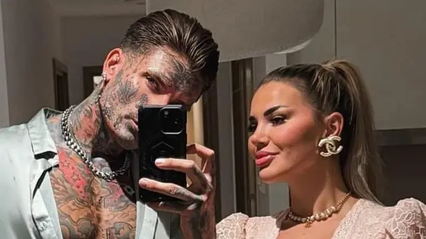 Promi Big Brother-Kandidaten Nikola Grey im offenen Hemd und Kim Virginia Grey im hellen Spitzenkleid posieren für ein Spiegelselfie. - Foto: Instagram/nikola_glumac Promi Big Brother-Kandidaten Nikola Grey im offenen Hemd und Kim Virginia Grey im hellen Spitzenkleid posieren für ein Spiegelselfie. - Foto: Instagram/nikola_glumac