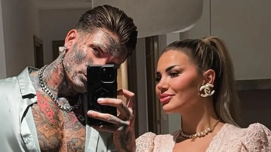 Kim Virginia Hartung und Nikola Grey im Streckbrief Promi Big Brother-Kandidaten Nikola Grey im offenen Hemd und Kim Virginia Grey im hellen Spitzenkleid posieren für ein Spiegelselfie.
