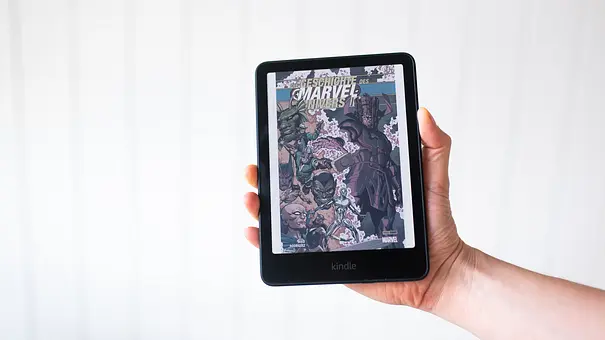 Eine Hand hält einen Kindle Colorosoft auf dem ein buntes Die Geschichte von Marvel-Cover abgebildet ist - Foto: Xenia Bluhm Photography
