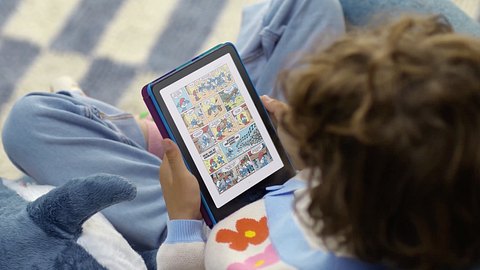 Ein Junge liest auf einem Kindle Colorsoft einen bunten Comic - Foto: Amazon