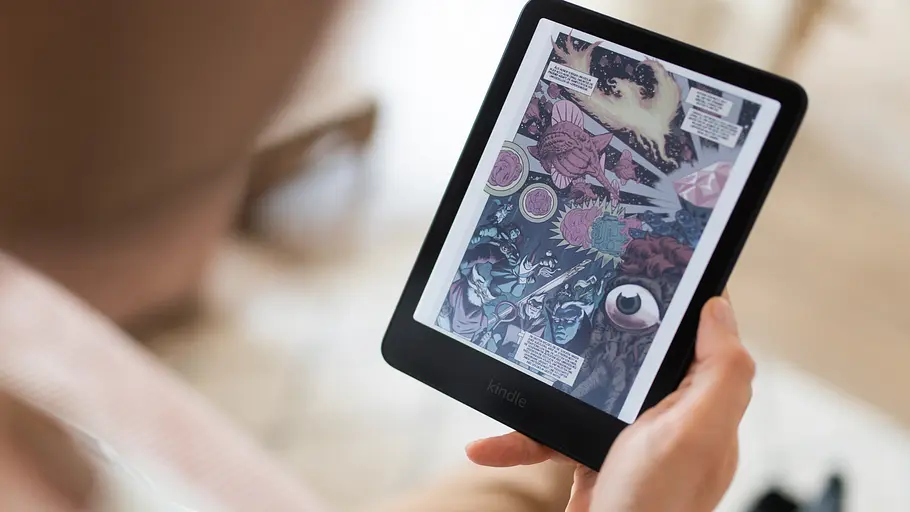 Ein Kindle Colorsoft liegt in einer Hand mit einer Seite einer Comics