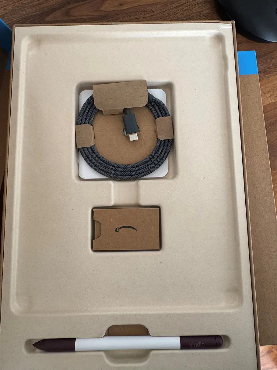 Der Lieferumfang des Kindle Scribe Colorsoft