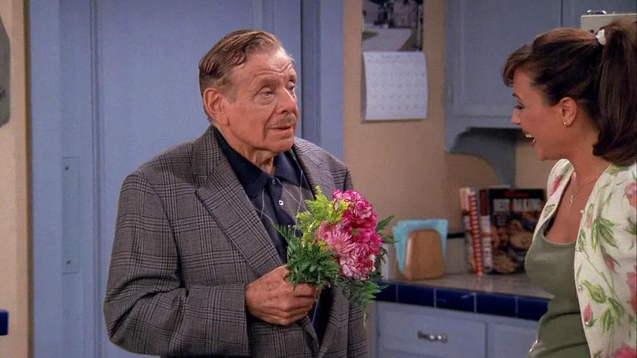 Jerry Stiller überrascht Leah Remini mit Blumen.