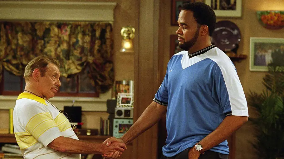 Jerry Stiller schüttelt Victor Williams die Hand. Dieser ist deutlich größer als Stiller.