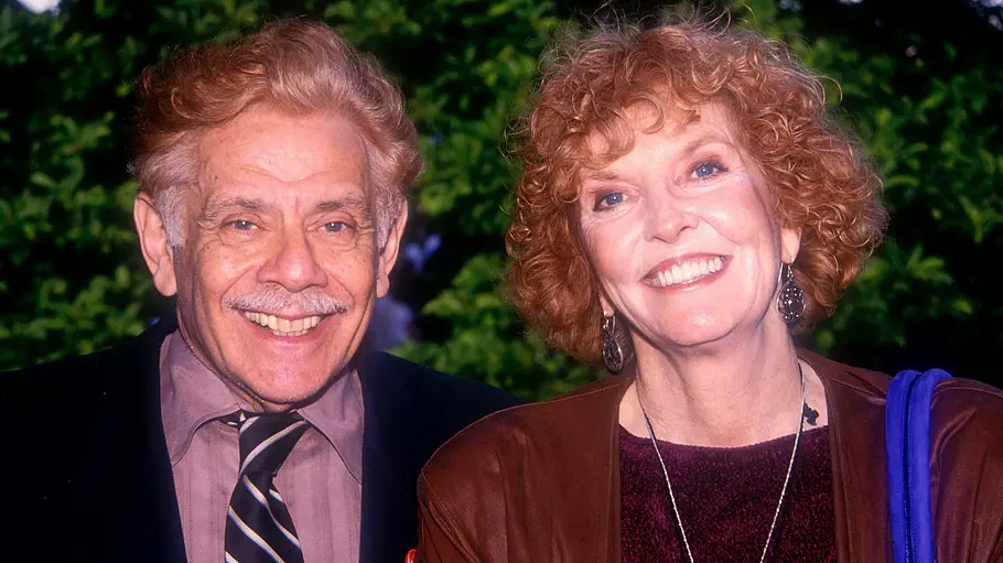 Jerry Stiller und Anne Meara lachen vor einem Busch.