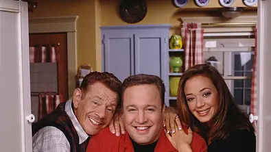 Jerry Stiller, Kevin James und Leah Remini schauen durch eine Durchreiche. - Foto: IMAGO / Capital Pictures