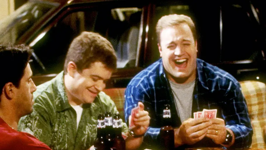 Patton Oswalt sitzt neben dem lachenden Kevin James. Sie spielen Poker.