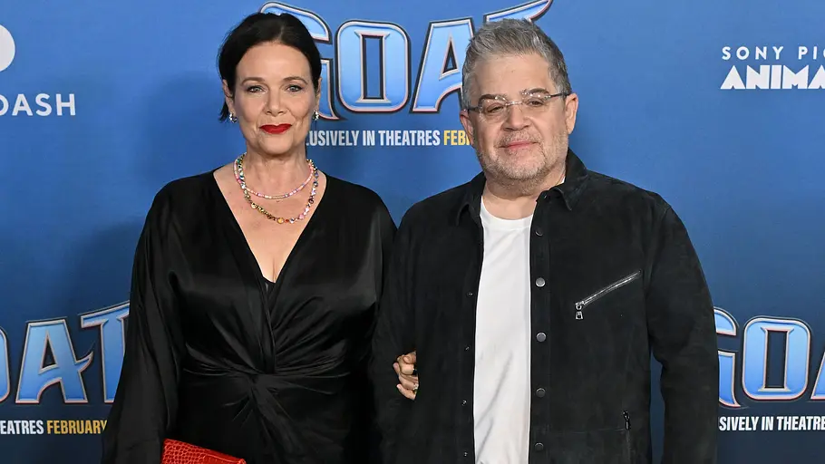 Patton Oswalt steht mit seiner Partnerin auf dem blauen Teppich der „Goat“-Premiere.