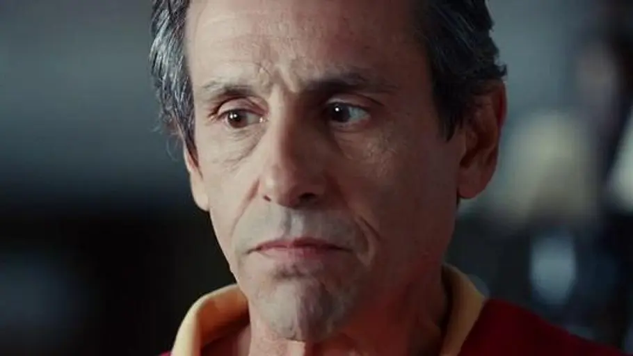 Larry Romano guckt nachdenklich.