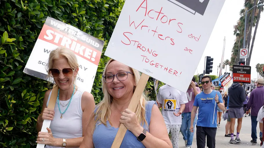 Nicole Sullivan protestiert mit anderen Schauspielern und Schauspielerinnen.