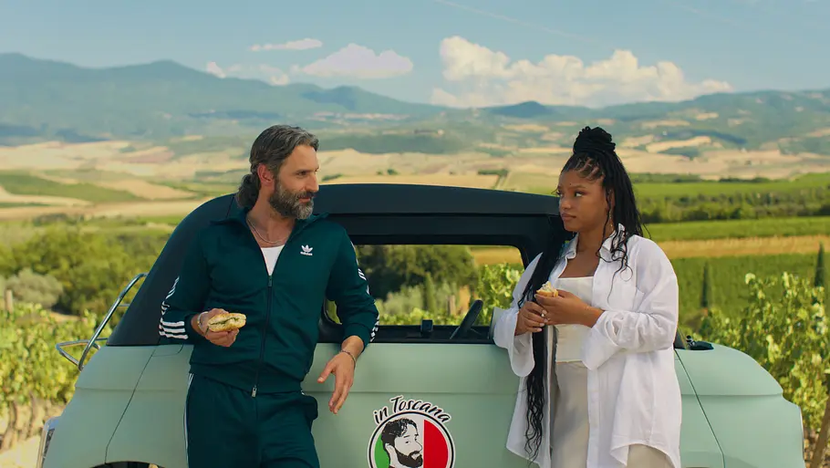 Kinofilm „You, Me & Italy“ Marco Calvani als Lorenzo und Halle Bailey als Anna im Kinofilm „You, Me & Italy“.