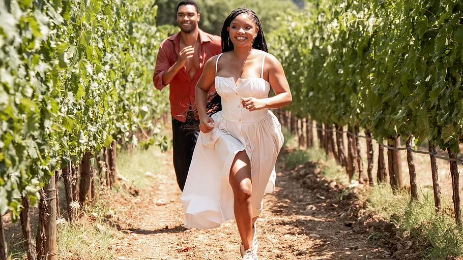 Kinofilm „You, Me & Italy“ Halle Bailey und Regé-Jean Page im Kinofilm „You, Me & Italy“.