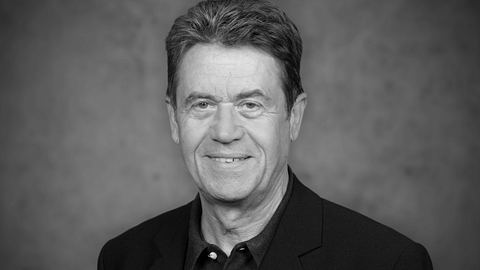 In einer Nahaufnahme sieht man das Gesicht des Sportschaumoderators Klaus Schwarze. Das Bild ist schwarz weiß gehalten als Zeichen, dass er vor kurzem verstorben ist. - Foto: IMAGO / Sven Simon