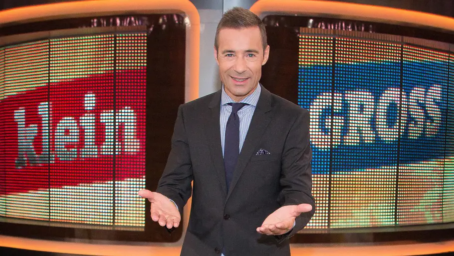 „Klein gegen Groß“ heute in TV & Stream Kai Pflaume vor dem Logo der ARD-Show Klein gegen groß