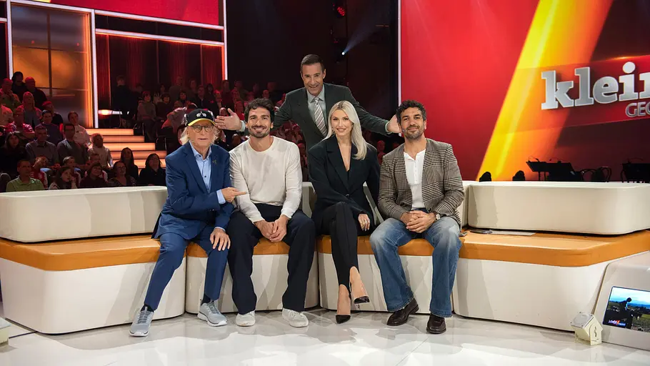 Stargäste bei „Klein gegen Groß“ zum 15. Jubiläum 1. Otto Waalkes, Mats Hummels, Lena Gercke und Elyas M’Barek sitzen mit Kai Pflaume bei der Jubiläumsausgabe von „Klein gegen Groß“ im Studio.