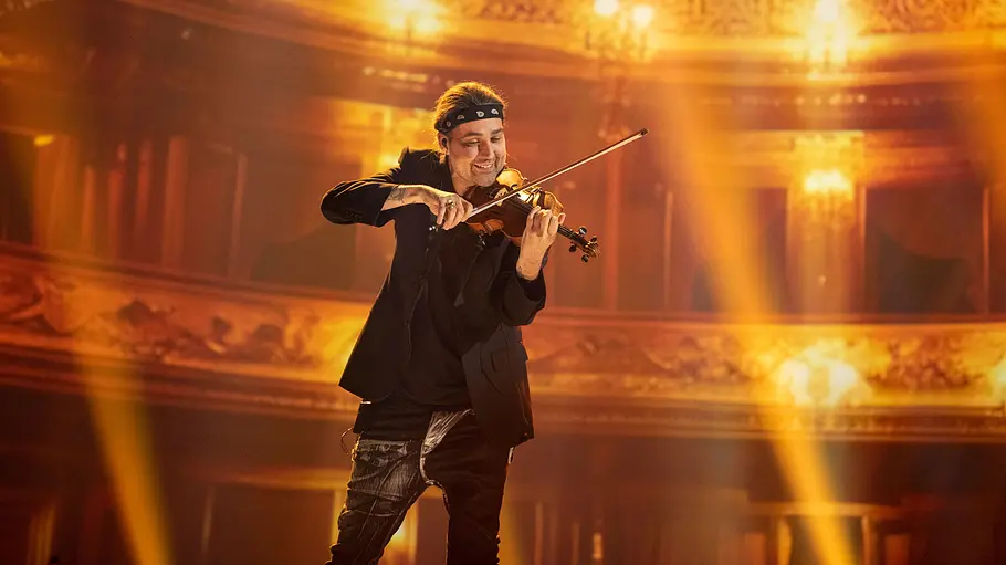 David Garrett bei „Klein gegen Groß“ 2026 David Garrett spielt bei „Klein gegen Groß“ auf einer Geige in einem festlich beleuchteten Konzertsaal.