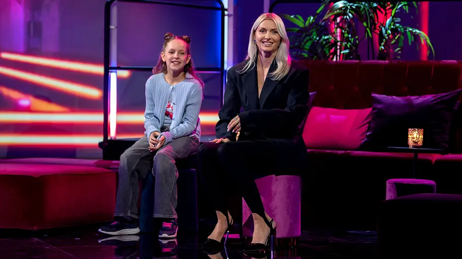 Lena Gercke bei „Klein gegen Groß“ Lena Gercke sitzt bei „Klein gegen Groß“ gemeinsam mit ihrer zehnjährigen Herausforderin Emma im Studio.