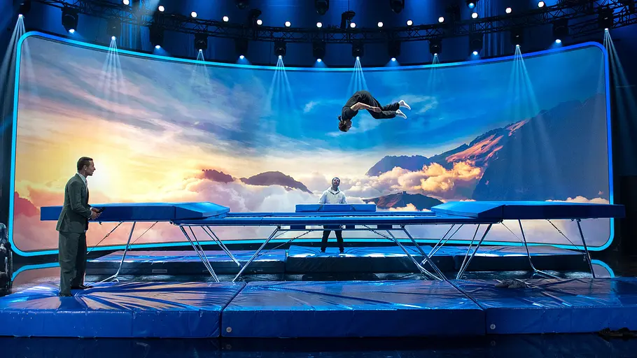 Mathilde Gremaud bei „Klein gegen Groß“ 2026 Mathilde Gremaud zeigt bei „Klein gegen Groß“ einen Salto über zwei Trampolinen im Studio.
