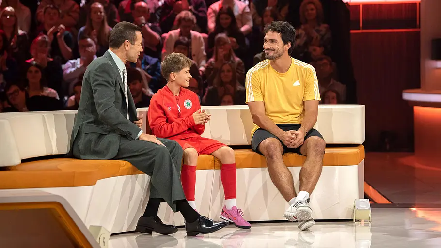 Mats Hummels bei „Klein gegen Groß“ 2026 Kai Pflaume sitzt bei „Klein gegen Groß“ mit einem jungen Herausforderer und Mats Hummels auf der Studiocouch.