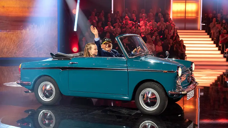 Otto Waalkes bei „Klein gegen Groß“ Otto Waalkes fährt gemeinsam mit einer jungen Herausforderin in einem türkisfarbenen Cabrio durch das „Klein gegen Groß“-Studio.