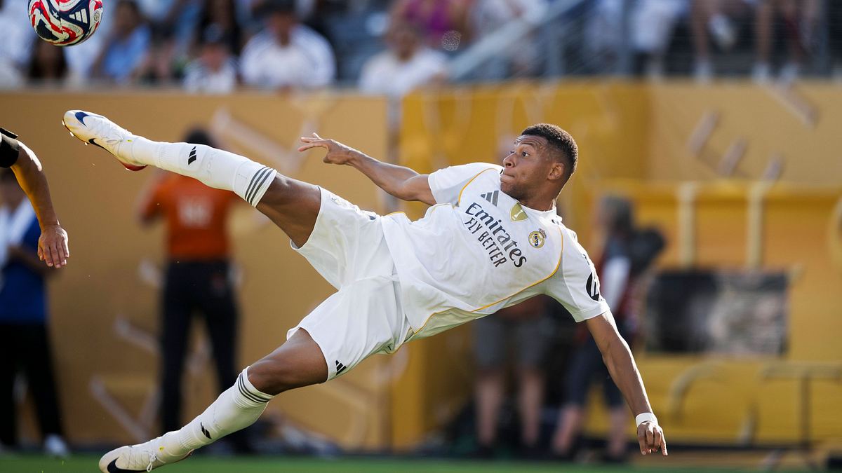 Kylian Mbappe bei Real Madrid Kylian Mbappé macht einen Seitfallzieher beim Klub WM-Viertelfinale und trifft