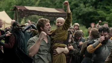 Peter Claffey hält Dexter Sol Ansell in A Knight of the Seven Kindoms im Arm. Beide jubeln und freuen sich! - Foto: HBO Max