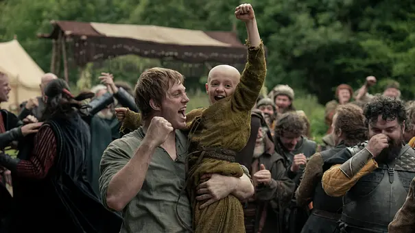 Peter Claffey hält Dexter Sol Ansell in A Knight of the Seven Kindoms im Arm. Beide jubeln und freuen sich! - Foto: HBO Max