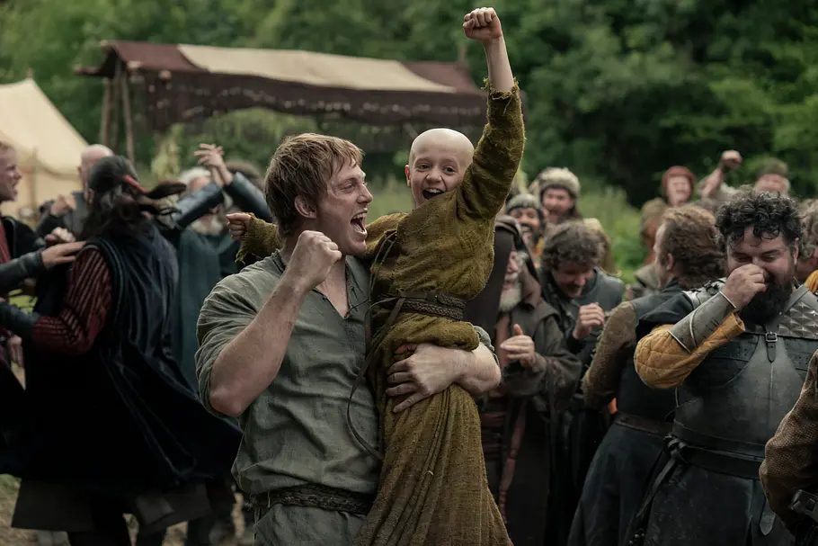 Peter Claffey und Dexter Sol Ansell in A Knight of the Seven Kingdoms Peter Claffey hält Dexter Sol Ansell in A Knight of the Seven Kindoms im Arm. Beide jubeln und freuen sich!