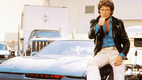 David Hasselhoff sitzt in „Knight Rider“ als  Michael Knight auf seinem Wunderauto KITT und zeigt ein Daumen hoch - Foto: RTL