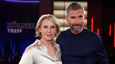 Susan Link und Micky Beisenherz posieren im Studio vor einem Hintergrund mit dem Schriftzug „Kölner Treff“ und farbigen Lichtleisten. - Foto: IMAGO / Horst Galuschka Susan Link und Micky Beisenherz posieren im Studio vor einem Hintergrund mit dem Schriftzug „Kölner Treff“ und farbigen Lichtleisten. - Foto: IMAGO / Horst Galuschka