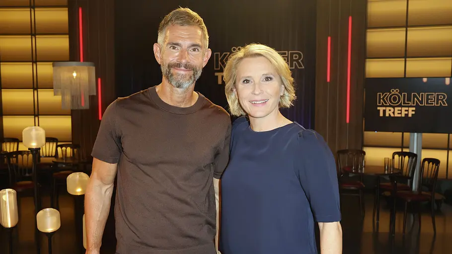 Micky Beisenherz und Susan Link Micky Beisenherz und Susan Link stehen nebeneinander im Kölner Treff Studio und lächeln in die Kamera