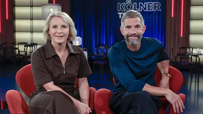 Susan Link und Micky Beisenherz sitzen lächelnd in zwei roten Sesseln nebeneinander. - Foto: IMAGO / Future Image Susan Link und Micky Beisenherz sitzen lächelnd in zwei roten Sesseln nebeneinander. - Foto: IMAGO / Future Image