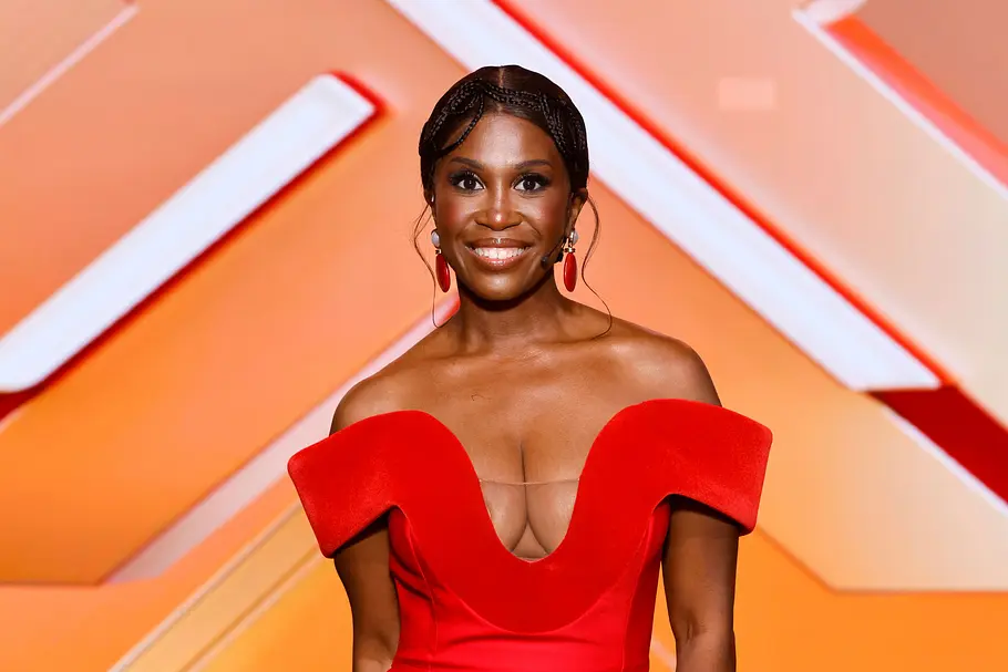 Motsi Mabuse Motsi Mabuse steht lächelnd vor einem bunten Hintergrund