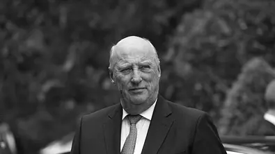 Eine Aufnahme von König Harald V. aus dem Jahr 2016, als er aus dem Auto steigt - Foto: IMAGO / All Over Press Finland Eine Aufnahme von König Harald V. aus dem Jahr 2016, als er aus dem Auto steigt - Foto: IMAGO / All Over Press Finland