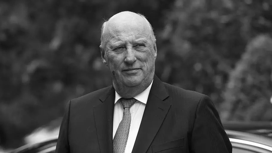 König Harald V Eine Aufnahme von König Harald V. aus dem Jahr 2016, als er aus dem Auto steigt