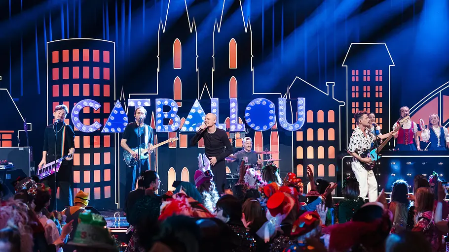Kölle Alaaf - Die Mädchensitzung: Die fünf Musiker der Musikgruppe Cat Ballou stehen auf der Bühne.